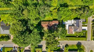 <p><u><strong>Te koop</strong></u>: prachtig gelegen open bebouwing in Steenokkerzeel, in een rustige residentiële wijk.<br /><br />Deze villa biedt een unieke combinatie van ruimte en mogelijkheden. Dankzij de indeling als kangoeroewoning met aparte studio is dit pand ideaal voor verschillende gezinssamenstellingen, zoals samengestelde gezinnen, meergezinswonen, mantelzorgsituaties of gezinnen die een inwonend familielid toch voldoende zelfstandigheid willen bieden. De ligging in een groene, residentiële omgeving zorgt voor een aangename woonervaring, terwijl de royale leefruimtes en praktische indeling veel potentieel bieden.<br /><br /><u><strong>Indeling:</strong></u><br />Via de gemeenschappelijke inkom betreedt u de woning. Aan de linkerzijde bevindt zich het hoofdgebouw, bestaande uit een ruime leefruimte, een keuken met aansluitende bijkeuken, twee slaapkamers, een badkamer, een apart toilet, een inkomhal, een garage en twee bergingen.<br />Aan de rechterzijde bevindt zich de studio, die beschikt over een leefruimte met toegang tot het terras, een keuken, een badkamer en één slaapkamer.<br /><br /><u><strong>Troeven:</strong></u><br />• Prachtig gelegen villa in residentiële wijk<br />• Kangeroewoning met volledig eigen studio biedt groot potentieel<br />• Grote tuin van 660 m²<br /><br />Meer informatie of een bezoek met Margaux Mulkers? Contacteer ons via +3223351115<br />JOUW DROOMHUIS. ZO GEVONDEN!</p>