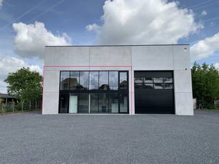 Situé le long d'une route d'accès entre Lendelede et Sint-Eloois-Winkel, nous trouvons cet immeuble de bureaux à louer d'environ 100 m².Spécifications :- nouvelle construction- climatisation et chauffage par pompe à chaleur- Internet- beaucoup de lumière grâce à de grandes fenêtres- Toilette- place de parking devant la porteVous recherchez un bien immobilier commercial composé d'un bureau à louer à Lendelede ? N'hésitez pas à nous contacter au 051 21 22 23.