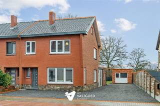 Volledig gerenoveerde woning met 4 slaapkamers, ruime leefruimtes en vrijstaande garage op perceel van bijna 7a vlak bij de Be-mine. Belangrijkste...