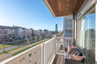 Op een absolute toplocatie te Heist, in de gegeerde Graaf d’Ursellaan, verkopen wij dit prachtig appartement dat uitblinkt in licht, ruimte...