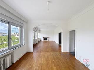 IXELLES, Ideaal gelegen aan de prestigieuze Louizalaan, vlak bij de wijk Châtelain, biedt dit ruime appartement van ±180 m², gelegen op de...