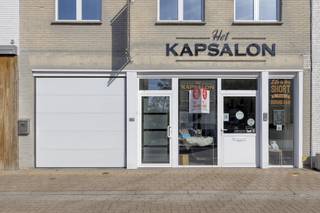 Ontdek dit instapklare handelspand in het hart van Oostduinkerke-dorp, Een unieke kans voor wie droomt van een eigen zaak op een toplocatie!Dit ruim en verzorgd pand ( 80 m²) is prachtig ingericht en klaar voor onmiddellijke start. Gelegen te midden van andere bruisende handelszaken, geniet u hier van een constante passage en een levendige sfeer. Of u nu een boetiek, kantoor, of horecazaak wilt openen, de mogelijkheden zijn eindeloos.Troeven op een rij:°Instapklaar: Geen renovatiewerken nodig, u kunt direct van start.°Goede locatie: Gelegen in de levendige dorpskern, omgeven door andere winkels en horeca.°Verzorgd en stijlvol: Een professioneel interieur dat direct een goede indruk maakt.°Ruim: Voldoende plaats voor diverse commerciële doeleinden.Bijzonderheden :- CV op gas - PVC met dubbel glas- ventilatie systeem C- tegelvloer- toilet- kitchenetteMomenteel uitgebaat als kapsalon. Overname is bespreekbaar.Grijp deze kans en word de nieuwe eigenaar van dit prachtige handelspand in het hart van Oostduinkerke. Contacteer ons vandaag nog voor meer informatie of een bezoek ter plaatse!