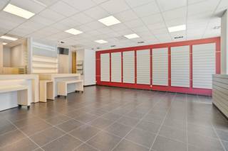 Bent u op zoek naar een uitzonderlijk handelspand dat flexibiliteit, visibiliteit en een strategische ligging combineert? Dit unieke pand uit het bouwjaar 2001, met een royale grondoppervlakte van 190 m², biedt uw onderneming ongekende mogelijkheden.Wat dit pand werkelijk uniek maakt, is de doorlopende structuur met maar liefst twee verschillende ingangen. U beschikt over een toegang via de Vlamingstraat, het levendige Plein de Bolle én de drukbezochte Nicolas Mayelaan. Vooral die laatste is een absolute troef: een straat met enorm veel passageverkeer, wat u een gegarandeerde, maximale visibiliteit oplevert.Dankzij deze bijzondere indeling en de tweevoudige toegang leent het pand zich bovendien perfect tot het opsplitsen in twee afzonderlijke handelspanden. Het pand is modern en energiezuinig uitgerust. Met een gunstig EPC-label B en centrale verwarming op aardgas bent u verzekerd van een lage energiefactuur en een duurzame basis. Daarnaast beschikt het pand over individuele tellers voor alle nutsvoorzieningen en zijn er reeds nette sanitaire voorzieningen aanwezig.Kortom: een zeldzame kans op een absolute toplocatie die dankzij zijn structuur, passage en energiezuinigheid klaar is voor de toekomst. Een pand met dit potentieel komt zelden op de markt!3 maanden huurwaarborgOnroerende voorheffing ten laste van de huurderDirect beschikbaarBenieuwd naar de vele mogelijkheden van dit unieke pand? Plan vandaag nog uw bezoek en ontdek het zelf!