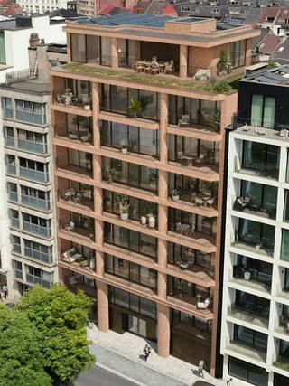 Unique, c'est le mot juste pour désigner le nouveau projet de construction du Zuidhof à Gand. Dans ce magnifique projet de nouvelle construction, nous trouvons 12 appartements finis de haute qualité, 1 penthouse et 1 maison de ville. Le projet est situé près du Muinkpark, le parc King Albert, près du centre de Gand. Nulle part le rapport entre paix et accessibilité n'est aussi bon qu'ici. Le projet a été conçu par le célèbre cabinet d'architecture CAAN Architects et associe une architecture contemporaine à un emplacement exceptionnel.Chaque appartement bénéficie d'une architecture moderne avec des finitions de haute qualité. Grâce à la façade orientée ZW et aux grandes fenêtres, chaque appartement bénéficie d'une énorme quantité de lumière. La maison dispose d'un jardin confortable, le penthouse dispose d'une grande terrasse. Tous les autres appartements disposent d'une agréable terrasse ensoleillée à l'avant. Les appartements disposent de 2 à 3 chambres. Ils sont idéaux pour une résidence permanente, mais certainement aussi comme investissement en raison de leur emplacement unique.En bref : un design intelligent, de l'intimité, un luxe à taille humaine et un lieu magique avec une vue phénoménale ; c'est ce que représente ce projet. N'hésitez pas à nous contacter si cela vous intéresse !