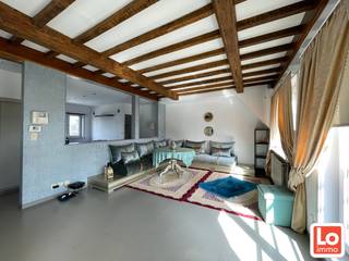 Dit gezellige ruime duplex appartement is gelegen in het centrum van Lochristi. Het appartement omvat inkomhal, ingerichte open keuken,...