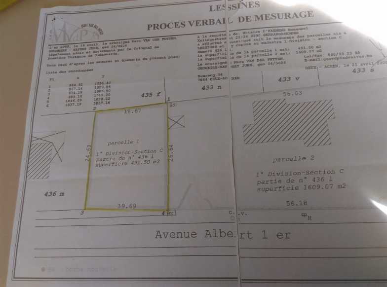 Open bebouwing 5are , vlak, rustig gelegen nabij centrum.