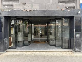 <p>Handelspand in het centrum van Tremelo op de winkelstraat!<br /><br />Op het gelijkvloers is er een commerciële ruimte met een mooie etalage, een badkamer, een keuken en een stockageruimte. Op de 1ste verdieping zijn er nog 2 grote kamers.<br /><br />Ideale locatie voor een leuke winkel, vrije beroep of kantoor!<br /><br />Wens je een gratis schatting? Vergeet dan zeker geen contact met ons op te nemen!<br /><br />Plan een bezoek via info@future-home.be of 016 90 10 21 en ontdek de vele troeven van deze prachtige eigendom!<br /><br />EPC : F UC: 20250602-0003614848-KNR-1<br /><br />Woongebied, Geen vergunning, Geen verkavelingsvergunning, Geen voorkooprecht, Geen dagvaarding</p>