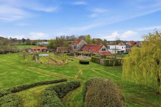 In een rustige en groene omgeving bevindt zich deze prachtige open bebouwing. De villa geniet van een uitstekende ligging met een...