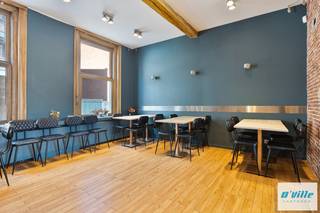 Cette spacieuse maison de commerce / immeuble de rapport avec une belle façade offre une combinaison unique d’un établissement horeca et de deux appartements. Actuellement, le rez-de-chaussée comprend un restaurant avec cuisine horeca, arrière-cuisine, bar, sanitaires hommes/femmes en marbre, une grande terrasse conviviale, une cave, un jardin (actuellement utilisé comme parking) ainsi que des dépendances. Au premier étage se trouve un agréable appartement bénéficiant de hauts plafonds et d’une belle luminosité, comprenant une cuisine équipée, une grande salle de bains et deux chambres.<br />Au deuxième étage, un superbe appartement de type loft dispose d’une cuisine équipée, d’une salle de douche et d’une chambre.<br />Le bâtiment est équipé de plusieurs installations de qualité, notamment une citerne d’eau alimentée par une source naturelle, un système d’eau osmosée pure pour l’activité horeca, ainsi que trois chaudières distinctes (une par unité).<br />Lors d’une première rénovation, la quasi-totalité des conduites sanitaires a été remplacée et les gouttières avant ont été renouvelées. Une climatisation a également été installée et un adoucisseur d’eau a été prévu. Sous conditions, prenez contact avec l'agence.