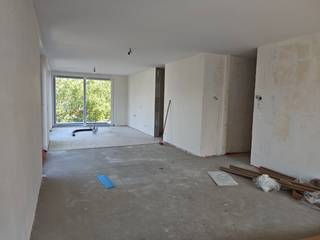 Residentie Les Moineaux is een nieuwbouwproject centraal gelegen tussen de Zeedijk en de winkelstraat van Koksijde-Bad. De moderne uitstraling van het gebouw komt volledig tot zijn recht in het straatbeeld. Alle appartementen zijn bijna energie neutraal en worden geothermisch verwarmd.<br /><br />Het appartement bevindt zich op het eerste verdiep en werd op plan ingedeeld als volgt:<br />Inkom, apart toilet, badkamer, 2 slaapkamers, leefruimte met open keuken en berging, 2 terrassen.<br /><br />Verplicht aan te kopen staanplaats en kelderberging, niet in de prijs inbegrepen.<br /><br />Appartement: 105m²<br />Terras: 16m²