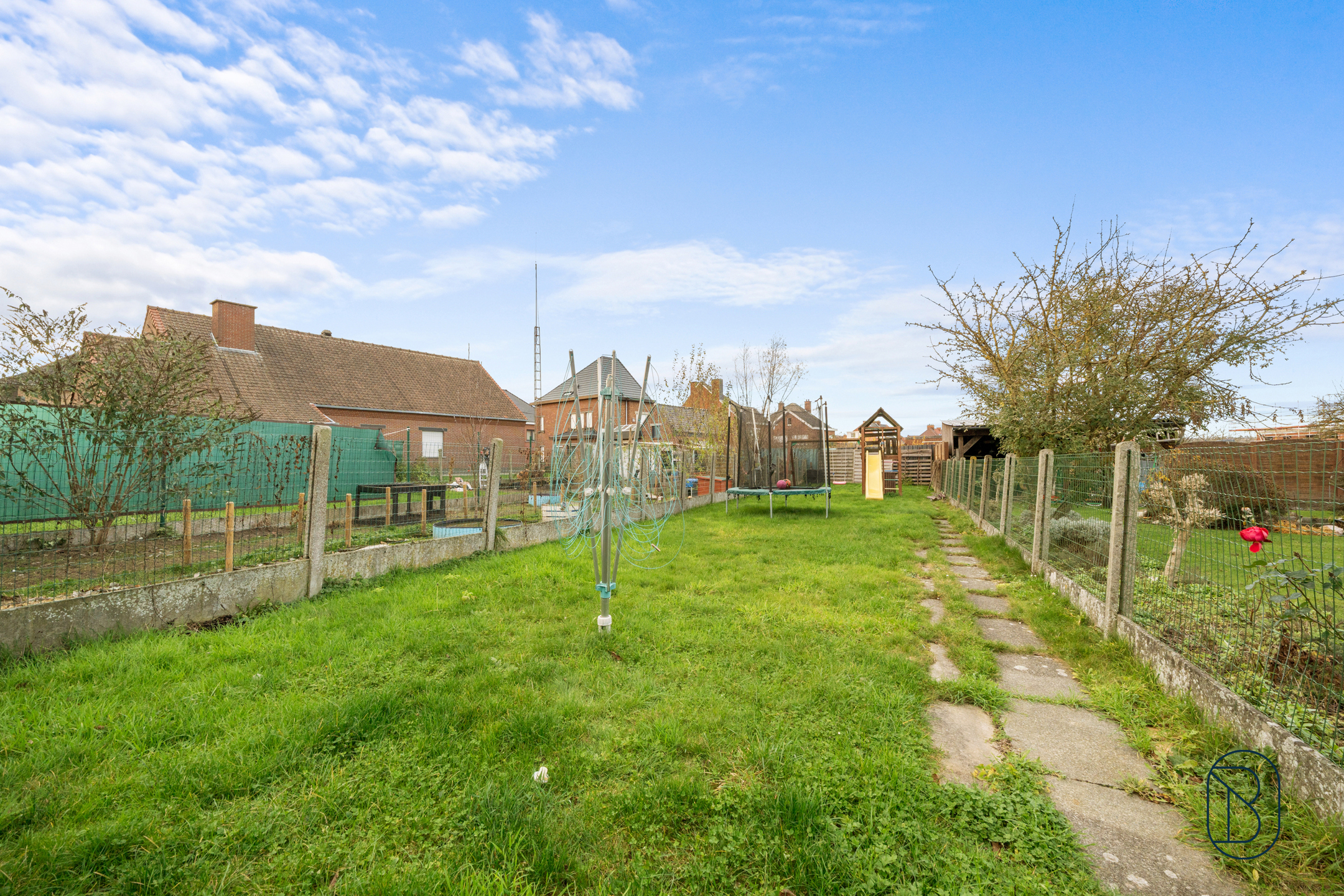 Degelijke woning met grote tuin, en atelier.  - foto 4