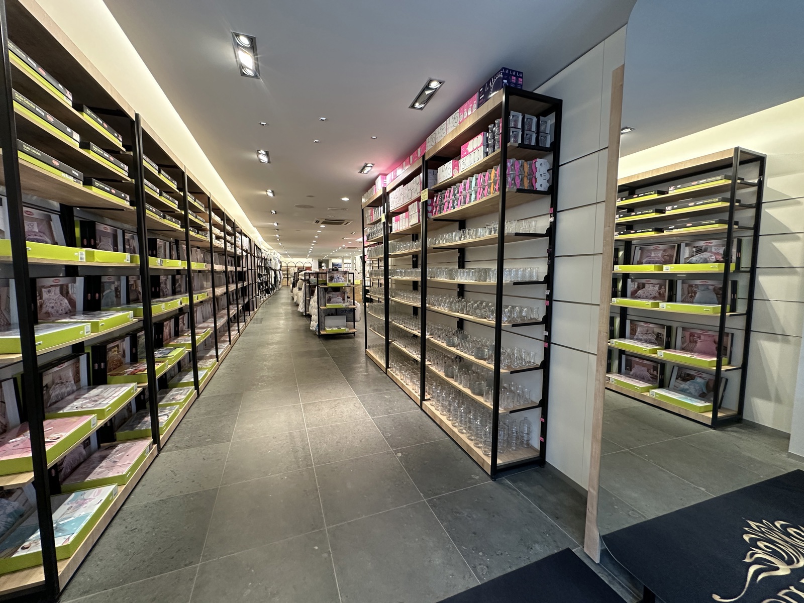 Top gelegen handelsruimte van maar liefst 432 m²! - foto 4