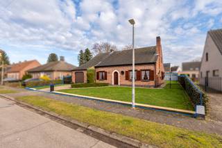 <strong>In een rustige, doodlopende straat nabij het Turnhouts Stadspark bevindt zich deze vrijstaande woning met o.a. twee slaapkamers, een inpandige garage en een ruime zolder over de volledige verdieping, die tal van mogelijkheden biedt. Het geheel is gelegen op een mooi perceel van ca. 800 m², ideaal georiënteerd op het zuidoosten. Een gunstige EPC-score van 274 <span>Kwh/m²/j (C-label). </span></strong><span><br /><br />Indeling:</span><br />Via de inkomhal, die voldoende ruimte biedt voor een vestiairekast, heeft u toegang tot zowel het nachtgedeelte als de leefruimte. De woonkamer is voorzien van een gezellige houtkachel. Aansluitend bevindt zich de keuken, voorzien van een dubbele spoelbak, keramisch kookvuur (Bosch), koelkast en diepvries. Vanuit de keuken bereikt u de veranda, die een mooi zicht biedt op de tuin. Naast de veranda ligt een ruime en praktische berging/wasplaats met aansluitingen voor wasapparatuur.<span><br /><br /></span>Via de berging is er toegang tot een grote zolder, die tal van mogelijkheden biedt voor uitbreiding of herinrichting. Daarnaast bestaat de mogelijkheid om een vaste trap te voorzien vanuit het nachtgedeelte, wat het creëren van extra kamers of een hobbyruimte vergemakkelijkt.<br /><br />Het nachtgedeelte omvat twee slaapkamers, waarvan één met ingemaakte kast, een badkamer met douche in bad en enkele wastafel, en een apart toilet.<br /><br />Verder beschikt de woning over een inpandige garage met automatische poort en smeerput.<br /><br /><span>Buitengebeuren:</span> <br />De volledig omheinde, zuidoostgericht tuin biedt veel privacy en beschikt over een ruim bijgebouw/werkhuis met aansluitend een praktische tuinberging.<br /><br /><span>Bijzonderheden:</span> <br />- Centrale verwarming op aardgas, d.m.v. radiatoren<br />- Tegelpannen en dakisolatie (2018)<br />- Badkamer recent vernieuwd (2020)<br />- EPC-score van 274 Kwh/m²/j (C-label)<br />- Asbestveilig (maar niet asbestvrij) <br /><br />Bekijk deze woning via onze virtual tour: https://tour.giraffe360.com/628992d2bc29440684c879dcc2b557f0
