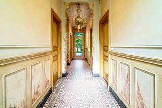 <p>Maison de caractère, spacieuse, avec 6 chambres et un magnifique jardin. Disposition: un hall d’entrée impressionnant donnant accès à un bureau, un salon, une salle à manger, un espace hobby et une grande cuisine avec coin repas et coin salon. La chaleureuse cuisine avec vue sur le jardin constitue le cœur de la maison. La maison comprend 6 chambres, 2 salles de bains, une buanderie pratique, 2 caves et un garage. Le jardin, situé en zone constructible, offre calme et intimité. Atouts: double vitrage, volets roulants, électricité conforme, label PEB C, sortie vers la rue arrière Visite sur rendez-vous: claire@immobeguin.be</p>