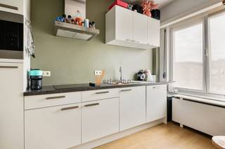 <h3><span>Instapklaar appartement in klein rustig blokje ideaal voor singles of een rustig koppel</span></h3><p><span>Distellhoek 43, Merksem</span><span> 2de verdieping</span></p><p><span>Wat een tof appartement! Gelegen in een rustige, kleinschalige blok zonder lift ) en een bijzonder goede bereikbaarheid richting </span><span>haven en centrum Antwerpen</span><span>. Dit appartement is perfect voor een </span><span>single</span><span> of een </span><span>koppel</span><span> dat houdt van wonen zonder drukte, met praktische extras.</span></p><p><span>Bij het betreden van het gebouw valt meteen de </span><span>verzorgde traphal</span><span> op. Op het gelijkvloers beschik je over een </span><span>zeer ruime privé berging</span><span> ideaal voor </span><span>je wasmachine</span><span>, </span><span>extra opslag</span><span> én </span><span>fietsen</span><span>. (15m²)</span></p><p><span>Op de 2de verdieping kom je binnen in een inkomhal met ruimte voor een schoenenkast of vestiaire. De </span><span>lichte woonkamer</span><span> ligt op nieuwe laminaatvloer en sluit aan op een </span><span>moderne keuken</span><span> met </span><span>kwalitatieve toestellen</span><span>. De </span><span>nieuwe badkamer</span><span> is compact maar stijlvol met een </span><span>inloopdouche</span><span>, </span><span>lavabomeubel</span><span>, </span><span>toilet</span><span> en </span><span>handdoekradiator</span><span>.</span></p><p><span>Er zijn </span><span>twee slaapkamers</span><span>, waarvan één iets kleiner, beide geven uit op een gezellig terrasje aan de achterzijde.<br />Verder: </span><span>overal nieuwe ramen en rolluiken</span><span>, waarvan die in de woonkamer </span><span>elektrisch</span><span> bedienbaar zijn.</span></p><p><span>Verwarming en elektriciteit: gemiddeld </span><span>90€/maand</span><span><br />Geen maandelijkse kosten: enkel water en minuterie van de hal<br /></span><span>Momenteel verhuurd aan zeer degelijke en correcte huurder 925 euro per maand mar het appartement is vrij en beschikbaar 1 december.</span><span><br /></span><span>Troeven op een rijtje:</span></p><ul><li><span>Instapklaar en rustig gelegen</span></li><li><span>ideale investering (huurpotentieel 950 euro)</span></li><li><span>Kleine residentie = lage kosten (200 euro per jaar )</span></li><li><span>Grote privéberging op het gelijkvloers</span></li><li><span>Ideaal voor wie werkt in de haven of Antwerpen</span></li><li><span>Nieuwe ramen, rolluiken & badkamer</span></li><li><span>Terrasje achteraan</span></li></ul><p><span>Interesse? Contacteer Verlimmo voor een bezoek: </span><span>03/658.95.58</span><span><br /></span><span>Een compact maar compleet appartement voor wie rust, bereikbaarheid en praktisch comfort belangrijk vindt.</span></p>