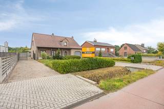<p>Deze instapklare woning, gelegen in Begijnendijk, biedt heel wat ruimte en een praktische indeling. De woning beschikte over een EPC B en is bovendien uitgerust met zonnepanelen, een mooie troef die bijdraagt aan een nog lager energieverbruik.<br /><br />Op het gelijkvloers geeft de inkomhal toegang tot de ruime en lichtrijke leefruimte, die aansluit op de keuken. In de leefruimte zorgt een pelletkachel voor extra warmte en gezelligheid. Verder bevinden zich hier één slaapkamer, een badkamer, een garage en een praktische wasplaats met opbergkasten.<br /><br />De eerste verdieping beschikt over nog eens twee volwaardige slaapkamers, een tweede badkamer en nog een derde kamer die momenteel als bureau gebruikt wordt.<br /><br />Buiten geniet je van een aangename zonnige tuin, met een deels overdekt terras. Het aanwezige bijgebouw zorgt bovendien voor extra opbergruimte.<br /><br />Een instapklare gezinswoning met ruimte, comfort en een ruime tuin!<br /><br />Interesse? Plan dan nu je bezoek ter plaatse via ellen@sophimo.be of 0497/86 72 51</p>