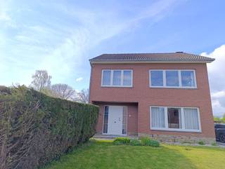 Op zoek naar rust, ruimte en een prachtig groen uitzicht? Deze charmante halfopen bebouwing in het landelijke Vreren heeft alles in huis om u meteen te overtuigen.<br /><br />Deze woning biedt karakter gecombineerd met een praktische indeling. Dit pand heeft o.a. drie volwaardige slaapkamers, een ingerichte keuken en badkamer, ruime leefruimte, wasplaats en voldoende parkeergelegenheid. <br /><br />De aanwezige garage zorgt voor extra gemak en bergruimte. Buiten geniet u elke dag opnieuw van de rust en de natuur, ver weg van de drukte maar toch vlot bereikbaar.<br /><br />Een unieke kans voor wie landelijk wil wonen. Plan vandaag nog uw bezoek en laat u charmeren door deze fijne woning!<br /><br />Er geldt een renovatieverplichting.