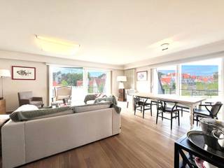 Ideaal gelegen, ongemeubeld, hoek appartement in een kleinschalige villa-residentie, dit op enkel stappen van het Albertplein, het strand en de winkels in het Zoute. <br />Indeling: Inkom met gastentoilet, vestiaire en berging. Zonnige woonkamer met grote schuiframen en terras.<br />Aparte, volledig ingerichte keuken. Achteraan 2 volwaardige slaapkamers met eigen badkamer. <br />Zowel vooraan als achteraan zeer mooie zonneterrassen met open zichten over het Zoute. <br />Het appartement is uitgerust met een veiligheidsdeur.<br />Inpandige, gemakkelijk inrijdbare, ruime garagebox op niveau -1 en een gemeenschappelijke fietsenberging. <br />Privatieve kelderberging inbegrepen.<br /><br /><br />Huurprijs: EUR 1.975 + vaste syndickost: EUR 100 per maand + Garagebox: EUR 200 per maand.