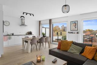 Badkamer met inloopdouche, berging en vestiaire.Energiezuinig 2-slpk appartement (EPC A) met open keuken en zuidterras.Gelegen in residentie Ter...