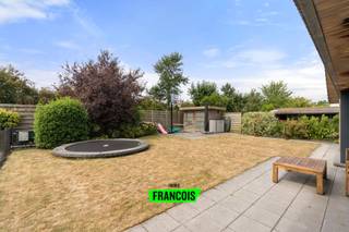 In de Lambertus Coolsstraat in Slijpe bevindt zich deze gigantische villa (bouwjaar 2000) op een perceel van 706m2. Met een bewoonbare oppervlakte van maar liefst 357 vierkante meter en een gunstig EPC-label B, score 141, zonnepanelen én thuisbatterij(!), combineert deze woning ruimte, comfort en energiezuinigheid op een unieke manier. <br /><br />Bij het betreden van de woning, via de ruime inkomhal valt meteen de lichtrijke leefruimte op, waar grote ramen zorgen voor een aangename connectie met de tuin. Aansluitend bevindt zich de ruime keuken die eveneens uitkijkt op het groen, wat een open en gezellige sfeer creëert. <br /><br />Op het gelijkvloers zijn er meerdere troeven aanwezig: een badkamer met zowel bad als douche, een praktische wasruimte/berging met rechtstreekse toegang tot de tuin, een aparte ontspanningsruimte, een enorme garage én een volwaardige slaapkamer die ook ideaal kan dienen als bureau of logeerkamer.<br /><br />Op de bovenverdieping bevinden zich nog 4 volwaardige slaapkamers en een tweede badkamer uitgerust met douche. De inpandige garage en de extra staanplaats buiten bieden voldoende parkeermogelijkheden. <br /><br />De tuin met omheinde vijver (met filterinstallatie) vormt ongetwijfeld een van de blikvangers van deze villa: een oase van rust en privacy waar het heerlijk vertoeven is in elk seizoen.<br /><br />Dankzij de ligging in een rustige straat geniet u van alle sereniteit, terwijl u toch vlot toegang hebt tot Middelkerke, Oostende en de E40. Scholen, winkels en voorzieningen zijn makkelijk bereikbaar, waardoor deze villa de perfecte combinatie biedt van wooncomfort en praktische ligging.<br /><br />Voor meer informatie of een bezoek kunt u contact opnemen met Inti op inti@immofrancois.be of 0499 74 89 74.<br /><br />