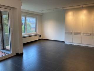 Instapklaar appartement op de 1ste verdieping (geen lift) op een goede locatie in Aartselaar.Dit moderne appartement van 69 m2 biedt 1 slaapkamer,...