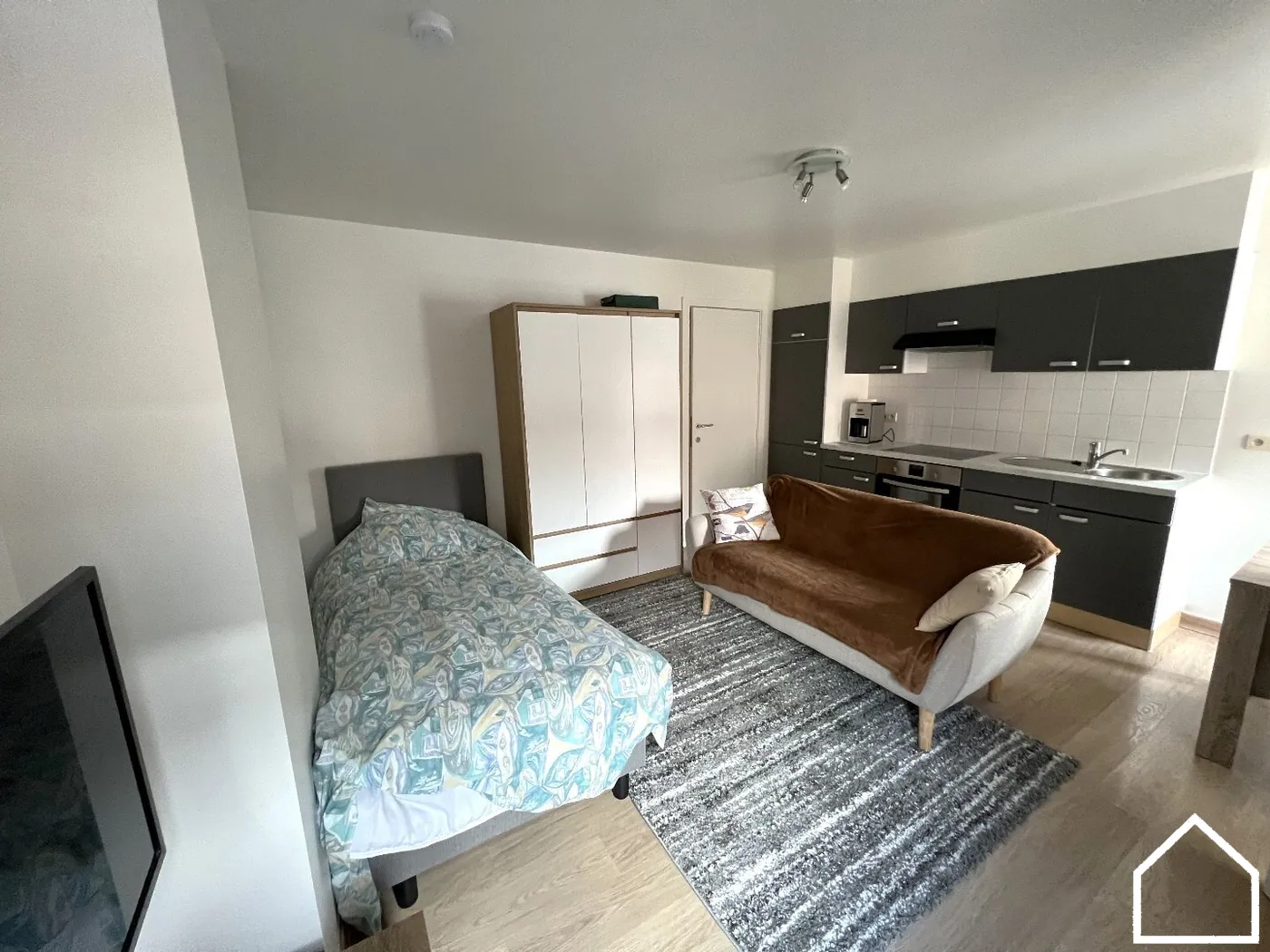 RECENT VERNIEUWDE GEMEUBELDE STUDIO VLABIJ HET STATION IN IEPER - foto 3