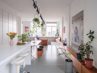 <strong>Architecturale en lichtrijke loft op een boogscheut van Centrum Gent.</strong><br /><br /><em>Voor meer informatie, mail naar info@carloeggermont.be</em><br /><br />Deze architecturale loft combineert een uitgesproken industrieel karakter met instapklaar comfort.<br /><br />Het open concept en de hoge plafonds zorgen voor een uitzonderlijk ruimtelijk gevoel en een overvloed aan lichtinval.<br /><br />Momenteel beschikt de loft op heden over één slaapkamer, met behoud van de royale open leefruimte en de kwalitatieve Bulthaup-keuken.<br /><br />Een central blok vormt een subtiel scheidend volume tussen de keuken en de slaapruimte van de leefzone. In dit volume werd doordacht een smaakvolle badkamer ingericht die voorzien is van een dubbele douche, ligbad en wastafel.<br /><br />Daarnaast is er een vestiairegedeelte, een gastentoilet en een aparte berging met aansluiting voor wasmachine en droogkast.<br /><br />Deze bijzondere plek deed vroeger dienst als atelier van kunstenaar Wim Delvoye, wat vandaag nog voelbaar is in enkele elementen, waaronder de karaktervolle stalen deur.<br />Als extra troef laat de loft toe te voorzien in een tweede slaapkamer of op een creatieve wijze een inpandig terras.<br /><br /><strong>Een unieke woonbeleving voor wie houdt van karaktervolle architectuur en modern wonen.</strong>