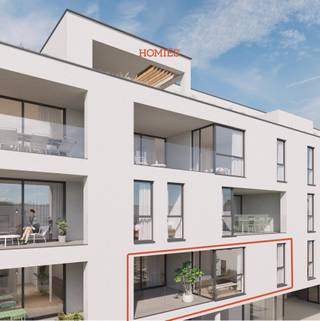 Dit appartement maakt deel uit van het prachtige stadsvernieuwingsproject Ten Heuvel, we bevinden ons op de eerste verdieping. Het appartement met een oppervlakte van 93 m² heeft volgende indeling: inkomhal, woonkamer van 39 m² met open geëquipeerde keuken en aansluitend terras (Zuidwestelijke oriëntatie) van 19,5 m² wat een mooie aanvulling op het woonvolume biedt. Dit lichtrijk appartement heeft 2 slaapkamers van 13m² en 10m². De badkamer van 7m² met mogelijkheid tot plaatsen inloopdouche en/of ligbad, de nachthal is voorzien van een apart toilet. Vanuit dit lichtrijk appartement navigeert u ook makkelijk naar de ondergrondse garage waar u optioneel een autostaanplaats (vanaf €24.500) en ruime kelderberging (vanaf 6500€) kan aankopen. Elke unit is volledig naar eigen smaak en wensen aan te passen. Prachtige opportuniteit voor zowel eigen bewoning, als interessant investeringsobject met mooie rendement. Bijkomende pluspunten zijn: de doordachte indeling en privacyvolle terrassen, goede strategische ligging, gunstige toegankelijkheid, …Wij nodigen u graag uit voor een kennismakingsgesprek, met toelichting van het project en volledige kostenraming. Aankoop aan 6% btw mogelijk! Lift aanwezig. Meer info: Info@homies.be of 016 22 82 22. Via volgende link kan u de brochure en lastenboek bekijken: bit.ly/brochure_ten_heuvel