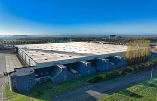 Magazijn van 330.835m² en mezz 868m² met kantoor van 728m² te huur.