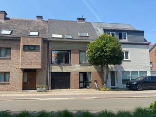 LAATSTE WEEK: bieden tot 21/6 - kijkdagen (op afspraak): 13, 19, 20 en 21/6<br /><br />Authentieke, jaren ’70 bel-étage met 3 slaapkamers (+ 2 bureau-ruimtes), garage en tuin in het groene en gegeerde Hove. Het huis is licht (oost-west, veel en grote ramen) en heeft een open en coole 70'ies vibe: grote leefruimtes, split-levels, ingebouwde haard en plantenbak en sterke connectie met de tuin.<br />Instapklaar, maar ook ideaal voor wie wil aanpassen naar eigen behoeftes want sterke en goed onderhouden constructie. Mogelijkheid tot praktijkruimte, kantoor of kangoeroewoning op het gelijkvloers.<br /> <br />Gelijkvloers:<br />- Inkomhal met vestiairekast<br />- Gang met bergingen (wasruimte, kruipkelder, voorraad- en materiaalberging), toilet met lavabo<br />- Kleine tuinkamer<br />- Grote tuinkamer met toegang tot tuin<br />- Tuin van ca. 10 m² met terras, tuinberging en buitentrap naar de 1ste verdieping<br />- Garage voor 1 wagen met kantelpoort (geautomatiseerd, met afstandsbediening)<br />- Kleine oprit/voortuin<br /> <br />Eerste verdieping:<br />- Ruime, lichte eetkamer (eiken parket)<br />- Salon (parket)<br />- Volledig ingerichte keuken (kookvuur, oven, microgolf, vaatwasser, koelkast 2025, dampkap 2025).<br />- Grote veranda over volledige breedte van het huis, met trap naar tuin<br />- Toilet met lavabo<br /> <br />Tweede verdieping:<br />- Drie slaapkamers<br />- Badkamer met ligbad<br />- Toilet<br />- Overloop met ingemaakte kasten en toegangsluik naar niet-ingerichte zolder<br /> <br />Verkoop via bod onder gesloten omslag. IMMO-kantoren, gelieve GEEN CONTACT op te nemen!<br />Richtprijs: €469.000 (richtprijs, geen vraagprijs!)<br /> <br />Kijkdagen (op afspraak!) op 13/6, 19/6, 20/6 en 21/6.<br />Bieden kan tot 21/06/2026 om 19u00 via Leliestraat95Hove@gmail.com. Een bod is bindend tot 24/06/2026, 19u00. De verkoper kiest vrij en verwittigt de gekozen koper uiterlijk op 24/06/2026.<br /><br />Meer info, afspraak of bieding? Leliestraat95Hove@gmail.com of 0473 83 26 76.<br />