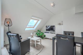 En entrant dans le hall d'entrée, vous pouvez accéder au salon par la porte vitrée. La pièce à vivre comprenant une cuisine joliment...