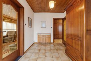 <p><span>Op een gunstige ligging op wandelafstand van het centrum vinden we deze charmante en zeer goed onderhouden woning op een perceel van 4A 49CA.</span></p><p><span>Dankzij het energielabel D geldt er geen renovatieplicht, waardoor je hier zonder zorgen kan intrekken én stap voor stap moderniseren volgens je eigen smaak en wensen.</span></p><p><span> </span></p><p><span>De woning biedt een praktische indeling:</span></p><p><span>Inkomhal, afzonderlijk toilet, gezellige leefruimte, keuken (voorzien van kasten en toestellen), badkamer (voorzien van ligbad, douche & lavabo), twee slaapkamers.</span></p><p><span> </span></p><p><span>Troeven van deze woning:</span></p><p><span>Volledig onderkelderd, inpandige garage, voldoende parkeermogelijkheden, overal elektrische rolluiken, centrale ligging!</span></p><p><span> </span></p><p><span>Deze woning is ideaal voor wie op zoek is naar een verzorgde & betaalbare woning met groeipotentieel.</span></p><p><span> </span></p><p><span>Breng snel een bezoek voor het te laat is! Neem contact op met Kenneth (kenneth.pollet@vastgoedhuys.be) op 0472/03 25 88 of met Melissa (melissa.cardaci@vastgoedhuys.be) op 0486/54 71 80.</span></p>