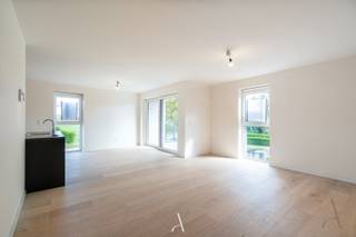 <span>Op een uitstekende ligging, vlakbij het centrum van Molenbeersel, bevindt zich dit instapklare appartement op de tweede verdieping van de recente Residentie Donker Lowieke (bouwjaar 2024). Dankzij de lift is het appartement vlot toegankelijk en geniet je van alle hedendaagse comfort in een kwalitatief afgewerkt gebouw.<br /><br />Het appartement is <strong>beschikbaar vanaf 1 september 2026.</strong><br /><strong>Huurprijs: </strong>€ 1.100,00 per maand (exclusief gemeenschappelijke kosten en verbruikskosten)<br /><strong>Gemeenschappelijke kosten: </strong>€ 100,00 per maand<br /><strong>Huurwaarborg: </strong>3 maanden huur (€ 3.300,00)<br /><br /><strong>Indeling</strong><br /><br />Met een bewoonbare oppervlakte van 111 m² biedt het appartement een ruime en praktische indeling. Via de privatieve inkomhal met gastentoilet bereik je, langs een stijlvolle stalen glazen deur, de lichtrijke leefruimte met open, volledig ingerichte keuken. Aansluitend bevindt zich het zuidgericht balkon van 6 m², waar je in alle rust van de zon kunt genieten.<br /><br />Verder beschikt het appartement over twee ruime slaapkamers, een verzorgde badkamer en twee praktische bergingen, waaronder een technische berging met aansluitingen voor een wasmachine en droogkast.<br /><br />In de ondergrondse parkeerkelder beschikt het appartement bovendien over een privatieve autostandplaats.<br /><br /><strong>Energie</strong><br /><br />Ook op vlak van energiezuinigheid scoort dit appartement bijzonder goed. Met een EPB-label A+ woon je hier uiterst energie-efficiënt dankzij vloerverwarming op een lucht-waterwarmtepomp, die bovendien ook kan koelen tijdens warme zomerdagen.<br /><br />Daarnaast dragen de HR-beglazing, de uitstekende isolatie, het ventilatiesysteem C+ en de drie privatieve zonnepanelen bij aan een laag energieverbruik en een hoog wooncomfort.</span><br /> 