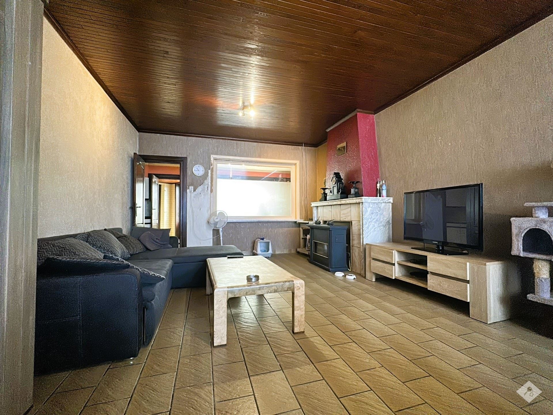 Ruime woning met drie slaapkamers, garage en grote tuin - foto 5