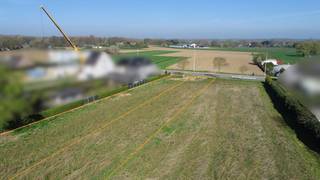 Zoekt u een centraal gelegen bouwgrond met gunstige zuidwest oriëntatie, vlotte bereikbaarheid en groen zicht achteraan? Dan zal deze u zeker en vast bekoren!
Deze bouwgrond bevindt zich op de verbindingsweg N9 te Affligem nabij winkels/warenhuizen, openbaar vervoer en op 7min van het op- en afrittencomplex Affligem en Ternat. Deze is geschikt voor halfopen bebouwing of samenvoegbaar met lot 2 voor open bebouwing. Volgend volume mag gebouwd worden: Lot 1 - gelijkvloers 7m breedte op 15m diepte = 105m² - op de verdieping 7m breedte op 12m diepte = 84m² (totaal van 189m²) met nog mogelijkheid tot inrichten zolder. Alle dakvormen zijn toegestaan met een helling tussen 0° en 55°. De kroonlijsthoogte bedraagt max. 6,50m, de nokhoogte van het hellend dak max. 5m. Een terras op de eerste verdieping is niet toegestaan. Inpandige garages zijn toegelaten, alsook een bijkomende carport van max. 20m² langs de woning. Voor verdere info aarzel niet ons te contacteren via affligem@immoaccenta.be.