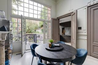 <strong>Majestueuze herenwoning met tuin en wellness in hartje Zuid</strong><br /><br />Aan de prestigieuze Amerikalei schittert deze 19e-eeuwse herenwoning, waar historische grandeur en moderne luxe in perfecte harmonie samenkomen. Met een perceel van ca. 333 m² en een woonoppervlakte van ca. 543 m² biedt dit pand vijf verdiepingen vol elegantie en comfort.<br /><br />Achter de statige gevel betreed je een marmeren inkomhal die onmiddellijk de toon zet: elegantie, historie en verfijning. De royale leefruimte baadt in het licht en vloeit harmonieus over in de eetkamer, waar authentieke eer doen aan de rijke geschiedenis van het pand. Aan de achterzijde wacht de leefkeuken met authentieke lichtkoepel, uitgerust met Gaggenau-toestellen en directe toegang tot het terras en de zuidgerichte tuin; een oase van rust midden in de stad.<br /><br />In het souterrain bevindt zich een exclusieve wellness met verwarmd binnenzwembad, sauna en relaxruimte, aangevuld met wijnkelder, wasplaats en een multifunctionele kamer. De verdiepingen erboven huisvesten een master suite met uitzicht op de Leien, slaapkamers met eigen badkamers en dressings, en een elegante bureauruimte met zicht op de tuin. De bovenste verdieping verrast met een royale ontspanningsruimte en panoramisch zicht op het Museum voor Schone Kunsten.<br /><br />Een uitzonderlijk aanbod waar authenticiteit en hedendaags wooncomfort samensmelten. <br />Optioneel is een overdekte autostaanplaats op wandelafstand beschikbaar (€35.000).<br /><br />Ontdek deze unieke kans met LISTED en bel +32 3 283 51 51.