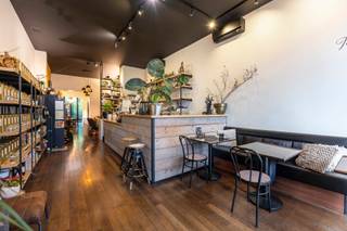 Deze commerciële gelijkvloerse ruimte van 120m², aangevuld met twee ruime terrassen (vooraan & achteraan), is zeer gunstig gelegen op...