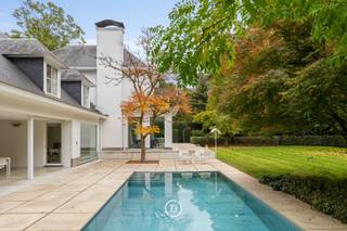 Deze unieke villa werd in 1955 ontworpen door architect Leo Beeck en volledig gerenoveerd in 2013. Ze ligt op een perceel van 5.707 m² en...