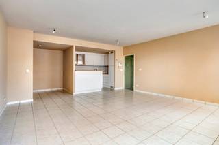Immo Pické biedt U dit gunstig gelegen appartement aan op de derde verdieping in Halle en in de onmiddelijke omgeving van winkels, openbaar...