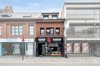 Op een uitstekende locatie in de bruisende winkelstraat van Bornem, bevindt zich deze veelzijdige handelszaak met bovenliggend appartement. Dankzij de centrale ligging geniet het pand van een uitstekende visibiliteit en een constante passage, ideaal voor wie wonen en ondernemen wil combineren.<br /><br />De handelszaak en het appartement zijn te bereiken via een aparte inkom, wat dit pand nog aantrekkelijker maakt als investering.<br /><br />Bij het betreden van het pand kom je terecht in de open ruime handelsruimte (146 m²), perfect voor diverse commerciële activiteiten. Achteraan bevinden zich twee aparte toiletten en een tweede keuken/bergruimte, wat zorgt voor extra praktische mogelijkheden. Boven deze ruimte bevindt zich nog een bureauruimte/studio. <br /><br />De handelsruimte biedt toegang tot een aangename buitenruimte waar je in alle rust kan genieten van een moment buiten. Daarnaast beschikt het pand over een kelder, ideaal als extra opslagruimte.<br /><br />Via de aparte inkom, kom je terecht in het appartement (98 m²). Op de eerste verdieping bevindt zich een leefruimte, een keuken en een badkamer. De tweede verdieping biedt plaats voor drie slaapkamers, waardoor het pand ruim aanvoelt en heel wat potentieel heeft.<br /><br />De handelszaak is verhuurd wat zorgt voor een mooi rendement.<br /><br />Ben je op zoek naar een eigendom waar wonen en werken perfect samengaan of een investeringspand?<br />Neem gerust contact op via yordi@julimmo.be of 03 303 39 36.