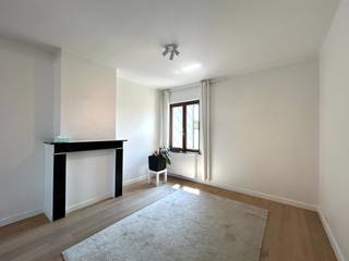 Dit instapklare appartement met twee slaapkamers is ideaal gelegen vlakbij het centrum van Tielt, waardoor u geniet van een uitstekende bereikbaarheid en alle nodige voorzieningen binnen handbereik. Diverse winkels, gezellige horecazaken, openbaar vervoer, sportfaciliteiten en onderwijsinstellingen bevinden zich op korte afstand, wat het dagelijks leven bijzonder comfortabel maakt.<br /><br />Op de eerste verdieping vindt u een volledig geïnstalleerde keuken die naadloos aansluit op de lichtrijke woon- en eetkamer. Verder beschikt deze verdieping over een verzorgde badkamer en een praktische technische ruimte die extra opbergruimte biedt.<br /><br />De tweede verdieping omvat twee volwaardige slaapkamers, beide voorzien van ingemaakte kasten, wat zorgt voor optimaal gebruik van de beschikbare ruimte.<br />Daarnaast is er op deze verdieping nog een extra badkamer aanwezig.<br /><br /><strong>Goed om weten: </strong><br />Basishuurprijs: €750,-/maand <br />Vrij vanaf: 01/07/2026<br />Mogelijkheid tot huren van een garage: €50,-/maand<br /><br /><strong>Ook wild geworden van deze thuis? <br />Twijfel niet langer en leg vandaag nog uw bezoek vast! </strong>