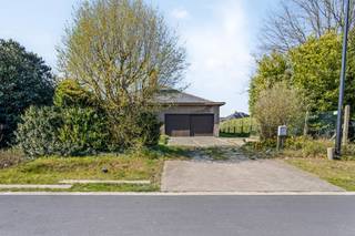 <strong>Alleenstaande villa gelegen op toplocatie in Waregem</strong><br /><br />Deze alleenstaande woning ligt op een ruim perceel van 1043 m². <br />Deze woning heeft terug wat liefde nodig en vraag naar een renovatie. <br />Deze kloeke bouwstructuur met verdiep in beton biedt heel wat mogelijkheden naar uitbreiding boven. Momenteel wordt de woning enkel gelijkvloers benut. <br /><br /><strong>Indeling</strong><br />Op het gelijkvloers hebben we een dubbele garage - ruime parking voor 4 auto's- inkomhal -<br />3 slaapkamers - badkamer,-keuken - living en leefruimte.<br /><br />Bouwvoorschriften laten een bouwlaag op het eerste verdiep toe, hier kunnen dus extra kamers gecreëerd worden.<br /><br /><strong>Troeven</strong>
<ul><li>gelegen in het villapark</li><li>ruime, kloeke woning</li><li>renovatieproject met mogelijkheden</li></ul>
<br />Heeft u interesse om te renoveren of te genieten van verlaagd tarief sloop en heropbouw neem dan vandaag nog contact met ons kantoor.