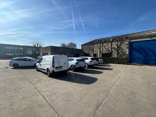 Op een strategische locatie aan de Europalaan 26 in Deinze bevindt zich dit polyvalent bedrijfsgebouw met een totale oppervlakte van 600 m², bestaande uit 240 m² kantoren en 360 m² magazijnruimte, aangevuld met ruime parkeermogelijkheden en opties voor buitenopslag.<br /><br />Het gebouw is vlot bereikbaar via de E17 en de Kortrijksesteenweg, op slechts 3 km van het centrum van Deinze.<br /><br />De magazijnruimte is uitgerust met twee sectionaalpoorten, meerdere lichtstraten voor natuurlijke lichtinval, verlichting, aerothermische verwarming en aansluitpunten voor elektriciteit. Alle nutsvoorzieningen zijn aanwezig tot in het gebouw.<br /><br />De kantoorruimte biedt een aangename werkomgeving met een inkomhal, twee grote landscape burelen, twee aparte kantoren of vergaderruimtes, een sociale ruimte, een kitchenette en sanitair.<br /><br />Beschikbaar vanaf januari 2026 .<br />Huurprijs excl. privatieve kosten en onroerende voorheffing.<br /><br />Een ideale locatie voor bedrijven die nood hebben aan een combinatie van kwalitatieve kantoorruimte en praktische magazijninfrastructuur.