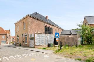 Deze woning werd al grotendeels gerenoveerd en is als volgt ingedeeld:Gelijkvloerse verdieping met inkom, toilet, polyvalente ruimte, bergruimte.Op...