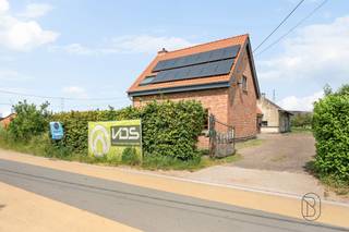 Te koop: ruime woning met 4 slaapkamers, dubbele garage en bijgebouw op 2.279 m²
In Sint-Kruis-Winkel bevindt zich deze ruime gezinswoning op een perceel van maar liefst 2.279 m². Met een bewoonbare oppervlakte van ca. 230 m², een dubbele garage en een extra bijgebouw biedt deze eigendom tal van mogelijkheden.
Wat maakt dit pand uniek?
De woning beschikt over vier volwaardige slaapkamers en een praktische indeling met veel leefruimte. Buiten geniet u van een groot perceel met veel privacy, een dubbele garage met laadpaal en een extra bijgebouw.
Technisch werden reeds belangrijke investeringen uitgevoerd. Zo werd het dak volledig vernieuwd in april 2025 en is de woning uitgerust met een pelletkachel (1 jaar oud) en een lucht-lucht warmtepomp/airco op de verdieping.
Voor wie is dit ideaal?
Ideaal voor gezinnen of ruimtezoekers die op zoek zijn naar een woning met veel potentieel, een groot perceel en diverse bijgebouwen op een rustige locatie.
Te koop via Immo Beguin, jouw vastgoedexpert sinds 2009, met kantoren in Ronse, Waregem, Kortrijk, Deinze, Doornik en Lessines.
Meer info of bezoek via arne@immobeguin.be
