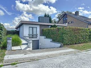 Interessant gelegen bungalow bestaande uit een inkomhal met afzonderlijk toilet en vestiaire, lichtrijke leefruimte met eet-en zithoek,...
