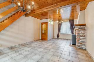 In de gezellige dorpskern van Heist, meerbepaald in de Moufe, bevindt zich deze charmante woning te koop met tal van mogelijkheden. De woning, opgetrokken in de typische moufesteen, ademt authenticiteit en vormt een mooie opportuniteit voor wie op zoek is naar een pand met potentieel en een eigen verhaal.<br /><br />Dankzij de te renoveren staat kan je de woning volledig naar eigen smaak en wensen inrichten. Met één slaapkamer en een aangename stadskoer biedt dit pand een interessante basis voor starters, wie op zoek is naar een tweede verblijf aan de Belgische kust of investeerders die willen inzetten op vastgoed in Knokke-Heist.<br /><br />Ook de ligging is een absolute troef. Winkels, openbaar vervoer, het Heldenplein en het strand bevinden zich op wandelafstand, waardoor je geniet van alle dagelijkse voorzieningen en de typische kustsfeer binnen handbereik.<br /><br />Ben je op zoek naar een betaalbare renovatiekans, een starterswoning of een interessante vastgoedinvestering te koop in Knokke-Heist? Ontdek het potentieel van deze charmante woning in de Moufe en geef dit pand een nieuwe toekomst aan zee.<br /><br />Contacteer Arne Vandierendonck voor meer meer informatie of een bezoek via 0493 25 35 85 of arne.vandierendonck@dewaele.com<br /><br />Dit pand is onderworpen aan de renovatieverplichting van de Vlaamse overheid voor residentiële gebouwen (behoudens bij sloop binnen 5 jaar na de aankoop). Consulteer voor meer informatie de website van het Vlaams Energie- en Klimaatagentschap via https://www.vlaanderen.be/een-woning-kopen/renovatieverplichting-voor-residentiele-gebouwen<br /><br />Bestuursmaatregelen in het maatregelenregister: nee