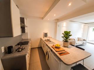 <p><span>Dit luxueus afgewerkte appartement in Antwerpen combineert comfort, stijl en een uitstekende ligging. Dankzij de hoogwaardige afwerking, praktische indeling en bestaande verhuur is dit een interessante opportuniteit voor investeerders.</span></p><p><span>Het appartement beschikt over een ruime leefruimte met moderne keuken en kookeiland. De hoogwaardige fineer meubelpanelen zorgen voor een warme en elegante uitstraling. De aparte slaapkamer biedt een rustige slaapruimte en is ingericht met een dubbelbed. De luxueuze badkamer beschikt over een lavabo, bad en toilet. Een extra troef is het aangename, zonnige terras dat het wooncomfort aanzienlijk verhoogt.</span></p><p><span>De ligging nabij het Astridplein is bijzonder interessant voor de verhuurmarkt. De buurt combineert een centrale stadsomgeving met een uitstekende bereikbaarheid en een ruim aanbod aan winkels, horeca en ontspanning. Antwerpen-Centraal bevindt zich vlakbij, waardoor trein, tram en bus vlot bereikbaar zijn. Ook de Meir, de Keyserlei, de Antwerpse Zoo en het historische stadscentrum liggen op wandelafstand. De levendige stationsbuurt biedt bovendien tal van restaurants, winkels en dagelijkse voorzieningen.</span></p><p><span>Het appartement is momenteel verhuurd aan €740 per maand, goed voor een jaarlijkse huurinkomst van €8.880. Bij een vraagprijs van €149.000 bedraagt het bruto rendement 5,96%.</span></p>