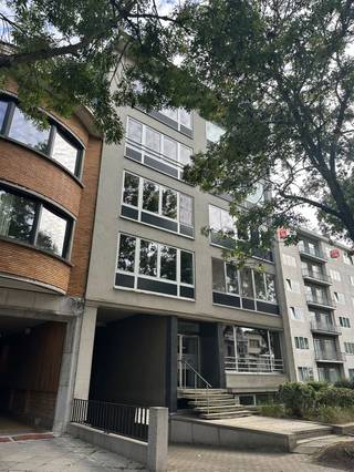 Prachtig en zeer net 1-slaapkamerappartement gelegen aan de Parklaan, met een mooi uitzicht over het Osbroek.Het appartement omvat een inkomhal, een ruime en bijzonder lichtrijke woonkamer, een volledig uitgeruste keuken, een badkamer, een afzonderlijk toilet en één slaapkamer. Daarnaast beschikt het over een privatieve berging en een terras met prachtig uitzicht.Het appartement werd volledig herschilderd en verkeert in bijzonder nette staat. Het gebouw is voorzien van een lift.Zeer gunstig EPC-label B.Onmiddellijk beschikbaar aan € 775 per maand, + € 50 gemeenschappelijke kosten. Water en gas worden via de syndicus afgerekend op basis van een maandelijkse provisie van € 110. Deze wordt eenmaal per jaar gedetailleerd afgerekend.