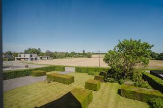 Gelegen in de rustige, groene Scheldestraat te Otegem (deelgemeente van Zwevegem) vind je deze bijzonder ruime villa met groen zicht voor- en achteraan. De woning combineert een landelijke ligging met een vlotte bereikbaarheid naar Zwevegem, Kortrijk en Waregem. Dankzij de royale volumes, praktische indeling en een zonnige privacybiedende tuin, is dit de perfecte opportuniteit om jouw ideale gezinswoning te creëren.Indeling: - ruime inkomhal voorzien van gastentoilet- lichtrijke leefruimte met groene zichten voor- en achteraan- zonnige veranda- ruime leefkeuken met zicht op de tuin- praktische kelderberging- 1 slaapkamer beneden- bureaukamer aan inkomhal- inpandige garage- 5 ruime slaapkamers boven- afzonderlijk toilet- badkamer voorzien van ligbad en lavabomeubel- toegang tot bergzolderTroeven: - groene, residentiële ligging- zonnige tuin, avondzon op terras- ideale basis voor een stijlvolle renovatie naar hedendaags comfort- voldoende parkeergelegenheid op eigen terreinBenieuwd naar meer? Contacteer Valentine Duquesne (0493/25 32 62) voor meer informatie of een bezoek ter plaatse. Dit pand is onderworpen aan de renovatieverplichting van de Vlaamse overheid voor residentiële gebouwen (behoudens bij sloop binnen 5 jaar na de aankoop). Consulteer voor meer informatie de website van het Vlaams Energie- en Klimaatagentschap via https://www.vlaanderen.be/een-woning-kopen/renovatieverplichting-voor-residentiele-gebouwenBestuursmaatregelen in het maatregelenregister: nee